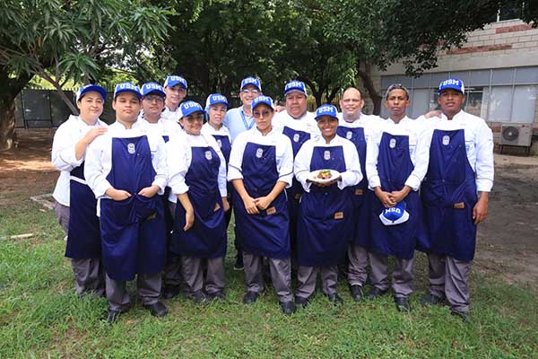 Estudiantes del programa de Gastronomía de la Institución Universitaria de Santa Marta (USM), responsables de la preparación de la receta, junto al director del programa, Redames Ferreira.