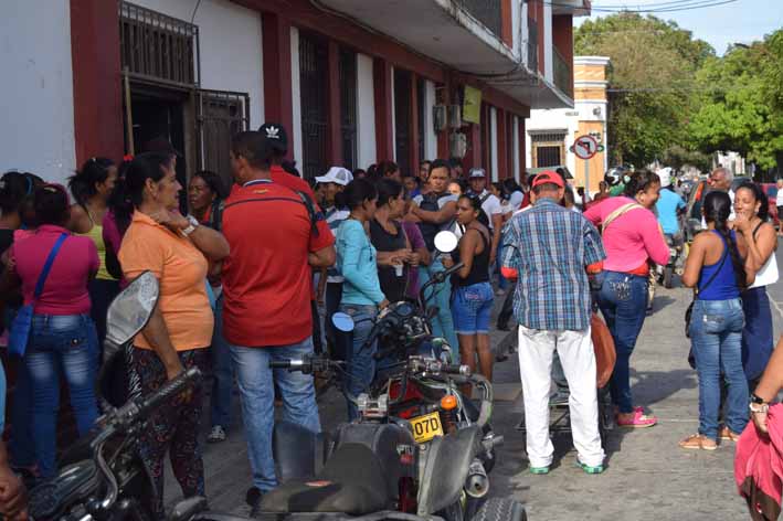 Decenas de personas se acercaron  a la sede de Cajamag para obtener la información aecrca del subsidio de vivienda.