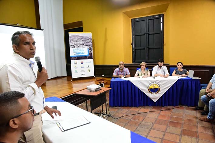 En el acto de lanzamiento de la Alianza por una Santa Marta Transparente y Participativa, en el auditorio del centro cultural San Juan Nepomuceno, estuvieron reunidos los representantes del sector privado y de la academia de Santa Marta. 