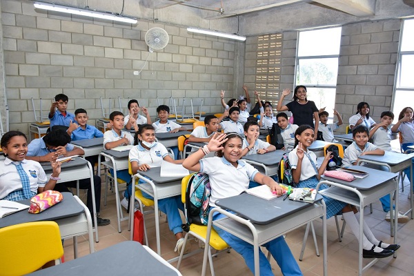 Los estudiantes, felices disfrutando  su aula de clases.