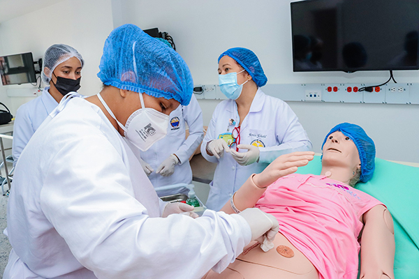 Cerca de 1.200 estudiantes de Medicina y Enfermería hacen uso de nueve salas y 34 equipos de complejidad hospitalaria en la Clínica de Simulación.