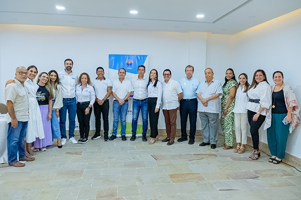 El rector Pablo Vera, en compañía del presidente del CUEE, Javier Arango y el secretario de Desarrollo Económico y Sostenibilidad, Carlos Jaramillo, durante la sesión plenaria.