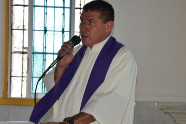Padre Fajid Álvarez Yacub, estuvo por más de 20 años al servicio en la parroquia San Miguel.