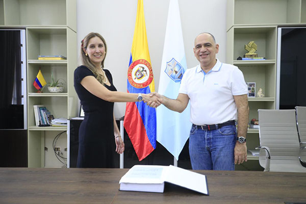  Carlos Pinedo, alcalde de Santa Marta y Marcela Sierra Cuello, nueva gerente de los 500 años. 