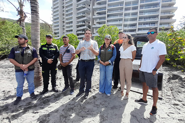 Camilo George, secretario de Gobierno, junto a funcionarios del Dadsa y la Policía Metropolitana de Santa Marta. 