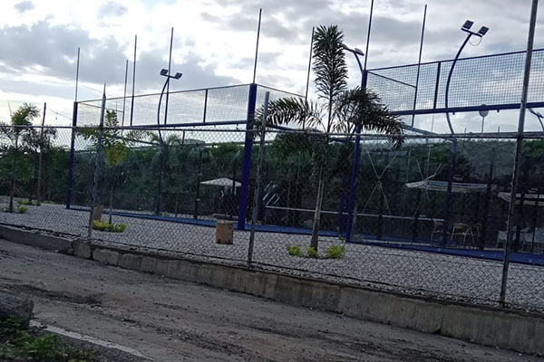 De manera arbitraria e ilegal, el señor Alberto Fernández, quien dice ser el propietario del lote que debió comprar el departamento por haber sido afectado por la doble calzada Mamatoco-Y de Ciénaga, construyó el complejo de raquetas debajo del puente del sector de “Las tres cazuelas”, entrada a El Rodadero.