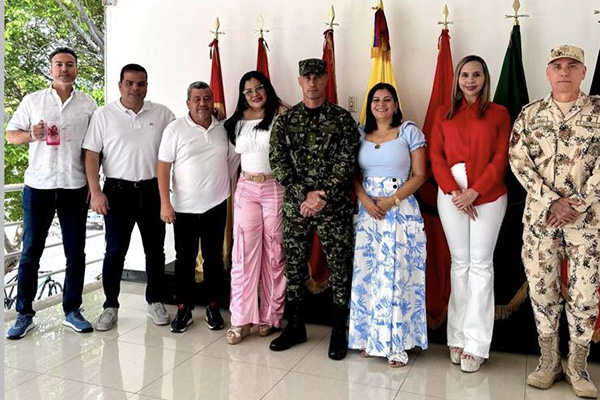 En la imagen seis de los 13 diputados presentes con el brigadier general Royer Gómez, comandante de la primera división del ejército.