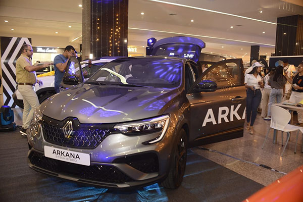 La Arkana se ofrece en dos versiones la Techno y la Esprit Alpine que es la tope de gama, cuenta con acabados especiales dedicados a los carros más lujosos de Renault en el mundo. 