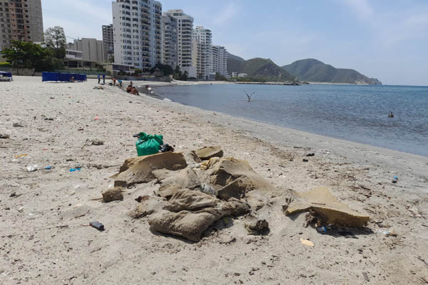 Las herramientas utilizadas para la limpieza, como carretillas, rastrillos y anjeos, son costeadas por todos y cada uno de los agremiados, lo que representa un gasto adicional significativo. “Todo sale de nuestros propios recursos.