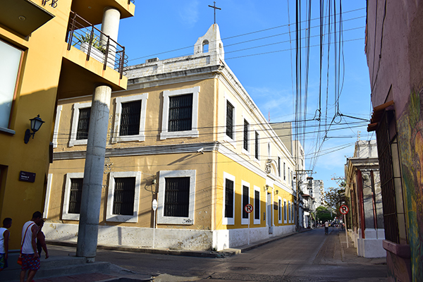 El Claustro del San Juan Nepomuceno, ubicado en el Calle del Río, entre las calles Grande (calle 17) y del Pozo (calle 18).