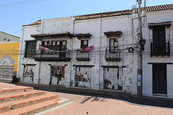 En esta edificación situada en la calle Grande (calle 17) entre la Avenida Campo Serrano (carrera quinta) y la carrera cuarta, hoy completamente destruida, es la ‘cara fea’ de la plaza de la Catedral Basílica de Santa Marta.