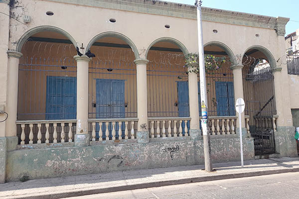 Esta edificación localizada en la calle Cangrejalito (calle 11), entre la Avenida Campo Serrano y la carrera cuarta, abandonada desde hace muchos años, su terraza se convirtió en dormitorio para habitantes en condición de calle.