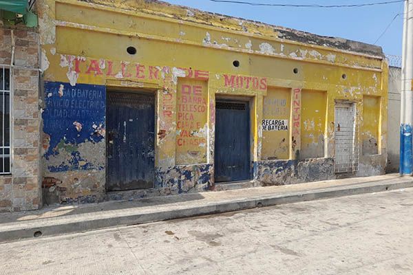 El sector de la intersección de las avenidas Campo Serrano con la Ferrocarril, está esta casa en la que muchos años atrás funcionaron locales comerciales, hoy está deteriorada y abandonada.