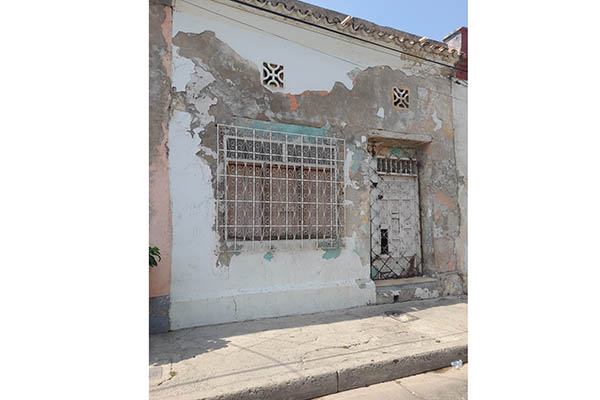 Esta vivienda, que contribuye al deterioro del Centro Histórico y a su mal aspecto, está ubicada sobre la calle Cangrejalito (calle 11), entre carreras segunda y tercera.