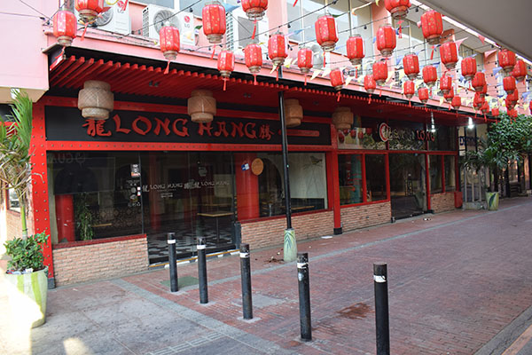 Fachada violando las normas con los colores no permitidos por las normas de conservación del Centro Histórico. Ubicada en la intersección de la calle del Pozo (calle 18) y la carrera tercera. 