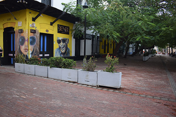 Fachada de un local comercial en la esquina de la calle Tumbacuatro (calle 19) con carrera tercera, Parque Santander o ‘Los Novios’.