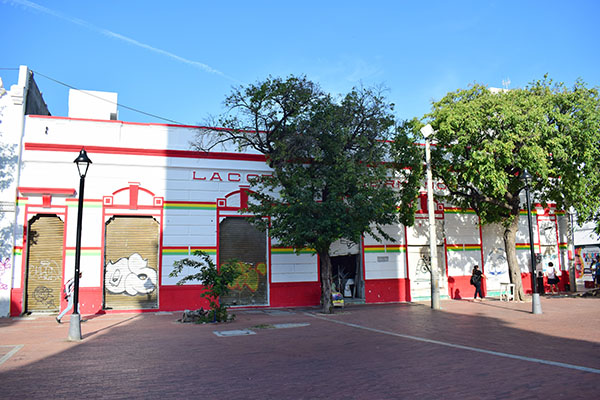En esta edificación abandonada y ubicada entre las calles Santo Domingo (calle 16) y la Grande (calle 17), al frente de la Catedral Básica de Santa Marta, la fachada fue pintada con los colores no recomendados, lo que la saca del contexto de protección patrimonial del Centro Histórico. 