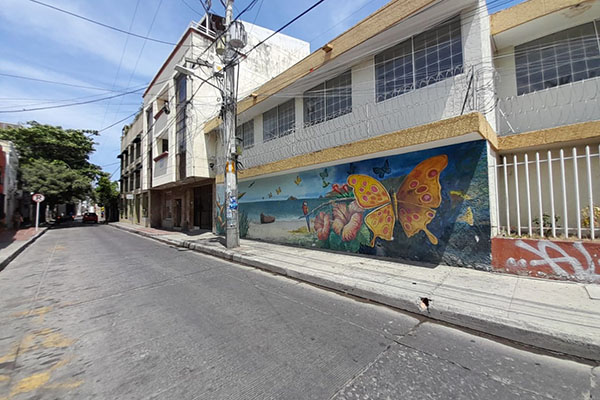 Un mural que no contribuye en nada en la preservación del patrimonio del Centro Histórico. Fue elaborado en la calle San Antonio (calle 20), entre las carreras tercera y cuarta.