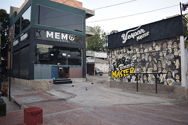 Este es un vivo ejemplo de intervención de fachada sin tener en cuenta las exigencias de las autoridades, lo que contribuye al deterioro del Centro Histórico de Santa Marta. Esta obra está sobre la calle San Antonio (cale 20) con Calle del Río (carrera segunda)
