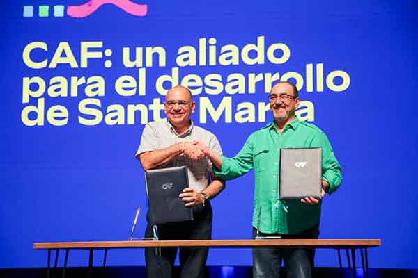 Carlos Pinedo Cuello, alcalde de Santa Marta y Sergio Diaz-Granados, presidente del Banco de Desarrollo de América Latina y el Caribe (CAF), en la firma del crédito multilateral en el que el distrito recibirá 20 millones de dólares para la recuperación del centro Histórico. 
