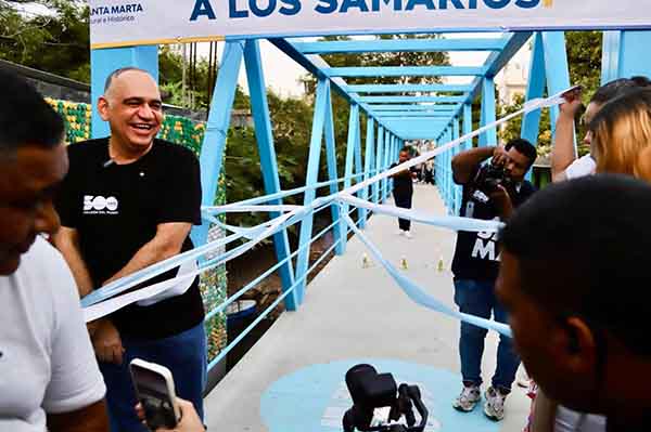 Carlos Pinedo Cuello, en la entrega del puente del barrio Villa Leidy, una comunidad que llevaba años esperando una solución a esta problemática. 