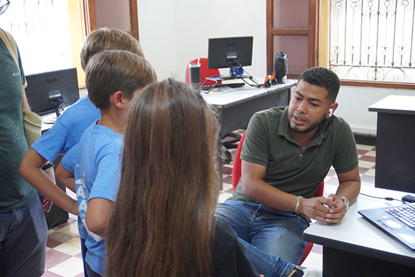 Integrantes de la Fundación ‘Pepe Vives de Andréis’ durante la jornada de empaque de alimentos destinados a las comunidades afectadas por las lluvias.