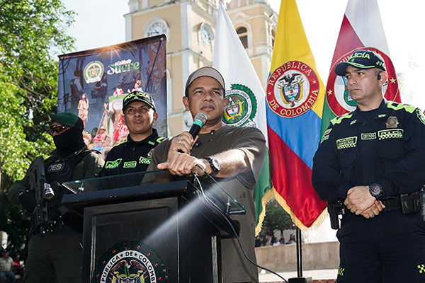 Yahir Acuña, alcalde de Sincelejo, en compañía de miembros de la fuerza pública que estarán reforzando la seguridad en la capital del departamento de Sucre. Foto Alcaldía de Sincelejo 