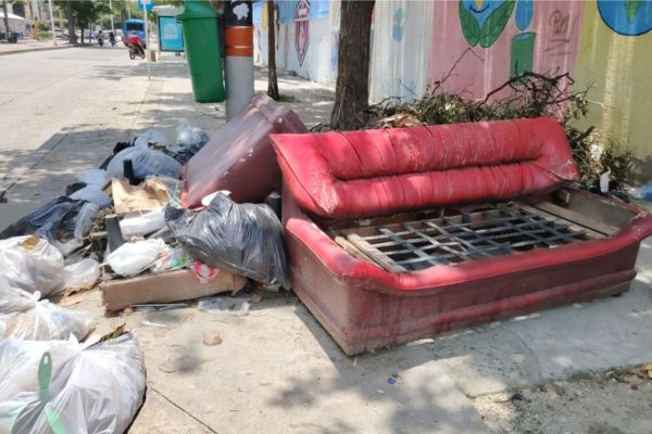 En la fotografía se aprecia con claridad cómo algunas personas, dejan abandonadas sus pertenencias en espacios públicos que no están destinados para este tipo de residuos. Este comportamiento, además de afectar la imagen urbana, genera problemas de salubridad, obstruye el libre tránsito y contribuye a la acumulación de basura en zonas que deberían permanecer limpias y ordenadas. Foto derechos reservados / EL INFORMADOR