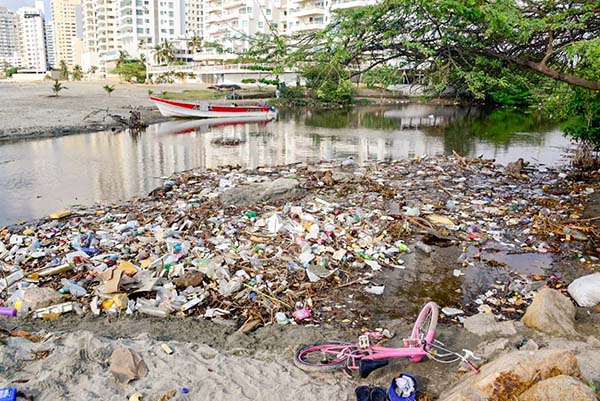 A lo largo de su cauce es común encontrar montones de basura, colchones viejos, muebles deteriorados y toda clase de desechos arrojados de manera irresponsable, acciones que no solo contaminan sus aguas, sino que también afectan la fauna, la flora y la calidad de vida de las comunidades cercanas. Foto derechos reservados / EL INFORMADOR