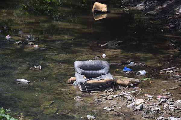 El río Manzanares se ha convertido en uno de los principales escenarios de esta problemática ambiental. Este afluente, que históricamente ha sido un símbolo natural de Santa Marta y un recurso vital para la ciudad, hoy sufre las consecuencias de la falta de conciencia y sentido de pertenencia de algunos ciudadanos. Foto derechos reservados / EL INFORMADOR