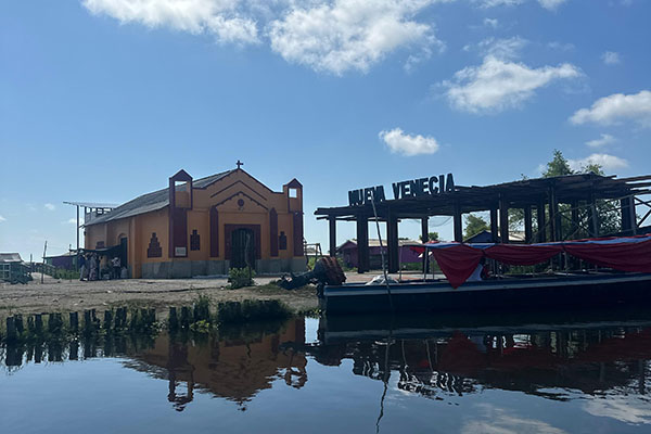 Los motores de las canoas se enredan en la maleza y la movilidad quedó paralizada, impidiendo el ingreso de agua potable, alimentos y medicinas. Foto suministrada por líderes comunitarios de Nueva Venecia Los motores de las canoas se enredan en la maleza y la movilidad quedó paralizada, impidiendo el ingreso de agua potable, alimentos y medicinas. Foto suministrada por líderes comunitarios de Nueva Venecia