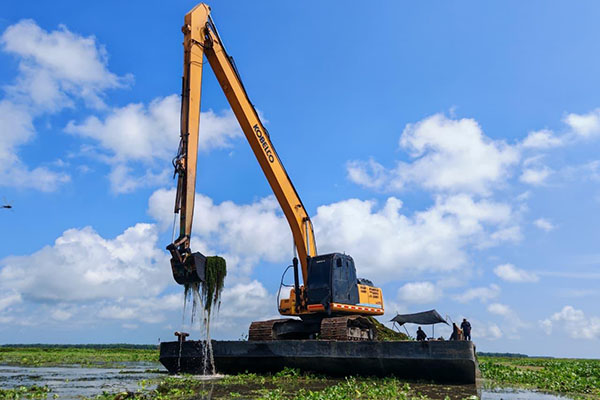 Pruebas de remoción mecánica de la Hidrylla en la Ciénaga grande. Foto Corpamag Pruebas de remoción mecánica de la Hidrylla en la Ciénaga grande. Foto Corpamag