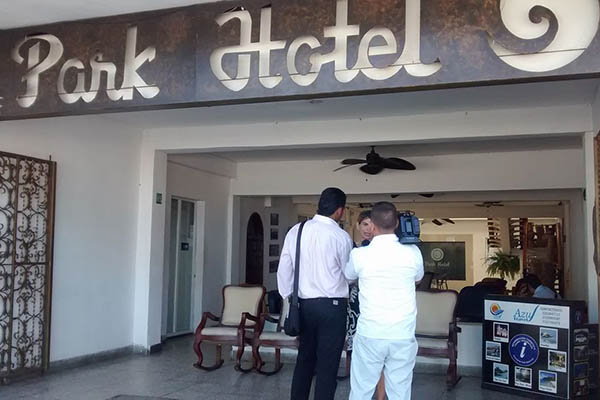 El histórico Park Hotel, fundado en 1927, se mantiene como un ícono de hospitalidad frente a la bahía más hermosa de América, combinando tradición y modernidad en el corazón del Centro Histórico.