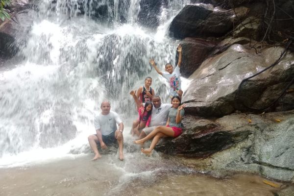 Bañistas en una de las cascadas del paraíso natural ‘Tres Cascadas’ en Santa Marta. Foto todos los derechos reservados EL INFORMADOR 