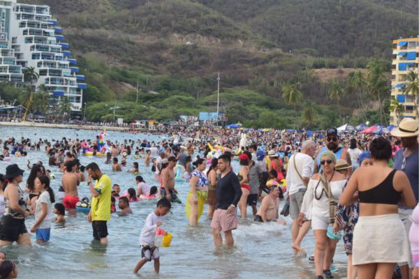 Playa del Rodadero con gran afluencia de turistas. Foto todos los derechos reservados EL INFORMADOR