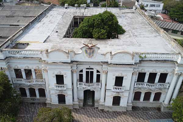 Foto aérea que evidencia el grave estado de deterioro de la edificación donde funcionó la sede del Instituto Técnico Industrial captada por el INFORMADRON en marzo de 2024. Foto derechos reservados / EL INFORMADOR