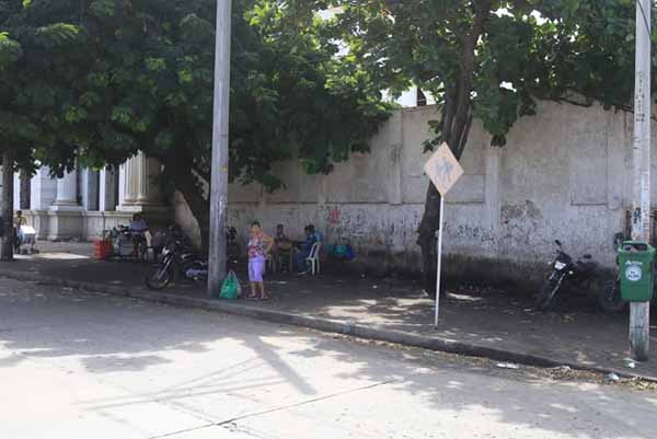 Para redondear la faena, los mecánicos de motocicleta que tuvieron cabida en la cera al frente de entrada principal del mercado público, improvisaron su taller a un lado de la entrada principal sin ningún tipo de control por las autoridades.W