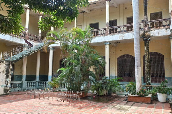 Panorámica de la parte interna en la que se evidencia el grave estado de deterioro en el que se encuentra la edificación donde funcionó por muchos años el Instituto Técnico Industrial. Foto Derechos reservados/EL INFORMADOR