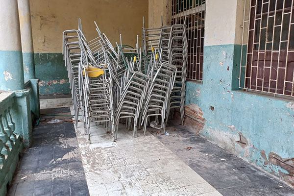 Cantidades de pupitres completamente destruidos permanecen en los destruidos salones. Foto Derechos reservados/EL INFORMADOR