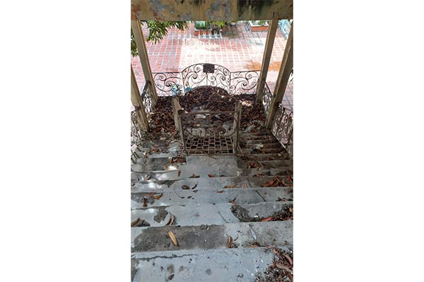 Las basuras y el óxido predominan en gran parte del interior de la edificación.  Foto Derechos reservados/EL INFORMADOR