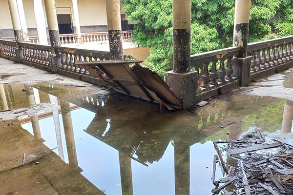 El reciente aguacero caído en Santa Marta dejó anegada completamente la segunda planta de la edificación, lo que se le suma al estado de abandono en el que está. Foto derechos reservados/EL INFORMADOR