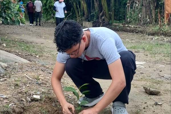 Joven de una institución Educativa Departamental ‘Las Mercedes, en la jornada masiva de siembra. Foto Corpamag
