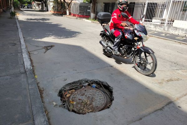 En la calle 28E con 17A, en el barrio Alcázares, hay un profundo hueco pone en riesgo constante a peatones y motociclistas, quienes reclaman atención inmediata.