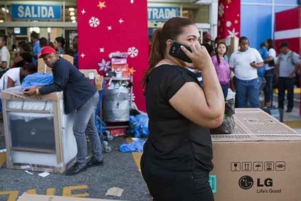 Personas comprando en descuento. Foto  archivo EL INFORMADOR