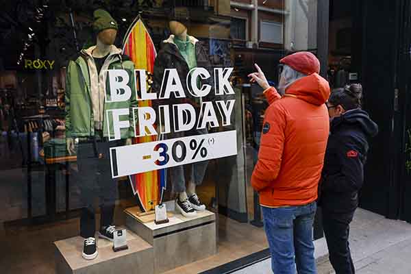 Un cartel anuncia las rebajas del llamado ‘Black Friday’. Foto EFE/ Mariscal