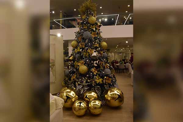  El árbol de Navidad, adornado con luces y figuras tradicionales, se convierte en el centro del hogar y simboliza la unión, la alegría y la esperanza que caracterizan esta temporada decembrina. Foto Derechos Reservados EL INFORMADOR