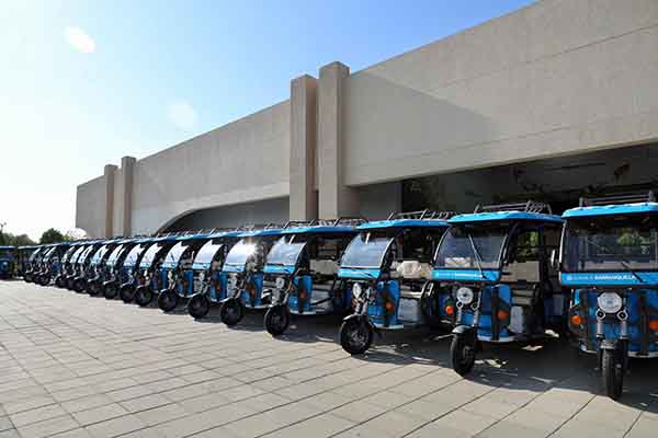 Nuevos vehículos eléctricos entregados por la Alcaldía de Barranquilla a bicitaxistas de Puerto Mocho. Foto Alcaldía de Barranquilla 