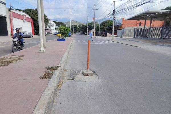 Una improvisada señalización para evitar un accidente está ubicada sobre la avenida del Libertador con Diagonal 39, barrio Mamatoco. Foto derechos reservados EL INFORMADOR