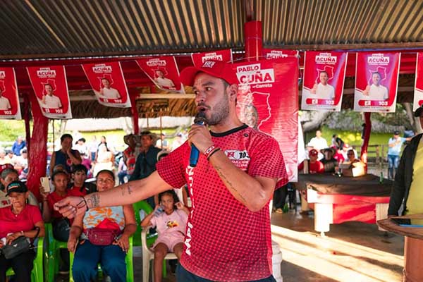Pablo Acuña, candidato a la Cámara del L-103, demostró su calidad humana en el discurso que pronunció en El Cedro, jurisdicción de El Banco, ante cientos de campesinos de ese centro poblado. (Cortesía de la campaña de Acuña)