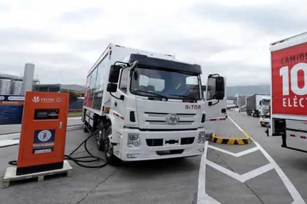 Para seguir estimulando el uso de vehículos eléctricos en el país, el Gobierno ha establecido incentivos como descuentos en el Soat y la revisión técnico-mecánica, excepciones al pico y placa, día sin carro y restricciones por materia ambiental, además de otros beneficios definidos por las autoridades municipales. Foto MinTransportePara seguir estimulando el uso de vehículos eléctricos en el país, el Gobierno ha establecido incentivos como descuentos en el Soat y la revisión técnico-mecánica, excepciones al pico y placa, día sin carro y restricciones por materia ambiental, además de otros beneficios definidos por las autoridades municipales. Foto MinTransporte